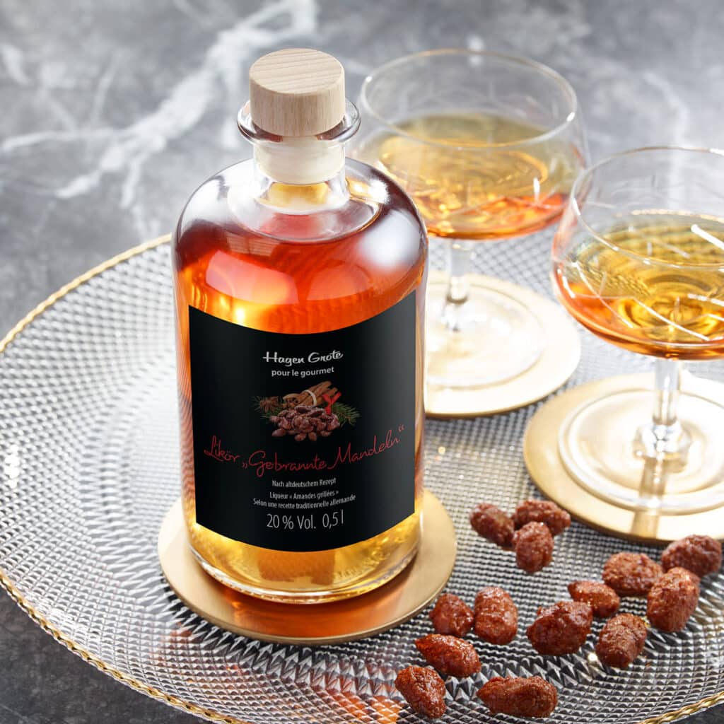 Likör Gebrannte Mandeln von Hagen Grote mit Glas und karamellisierten Mandeln dekoriert