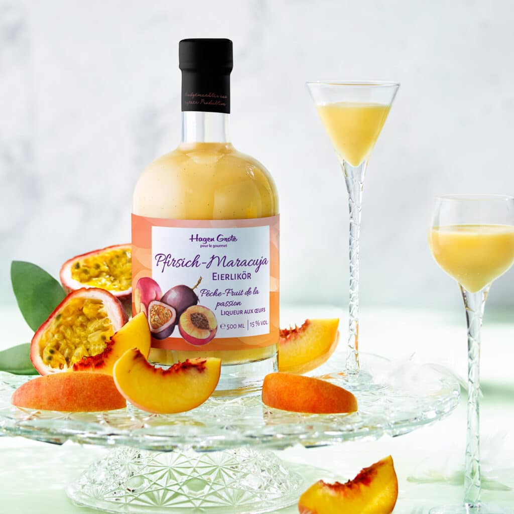 Pfirsich Maracuja Eierlikör von Hagen Grote mit Gläsern und frischen Früchten dekoriert