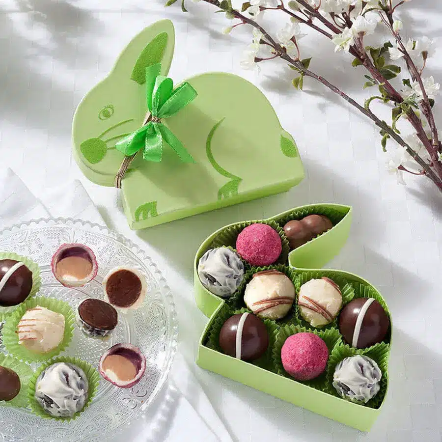 Osterhasen-Geschenkbox mit handgefertigten Pralinen und Trüffeln in Frühlingsfarben